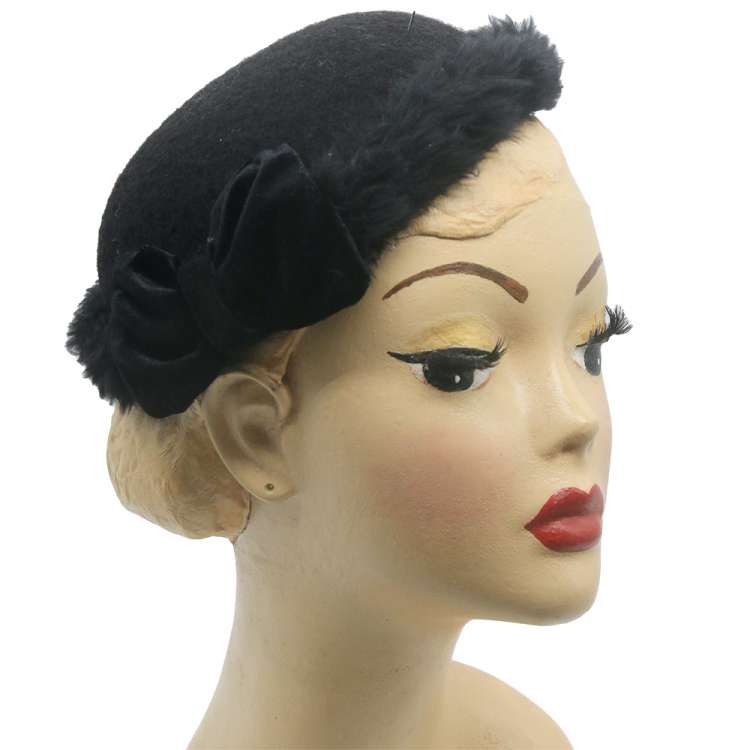 Vintage winter Hut in Schwarz